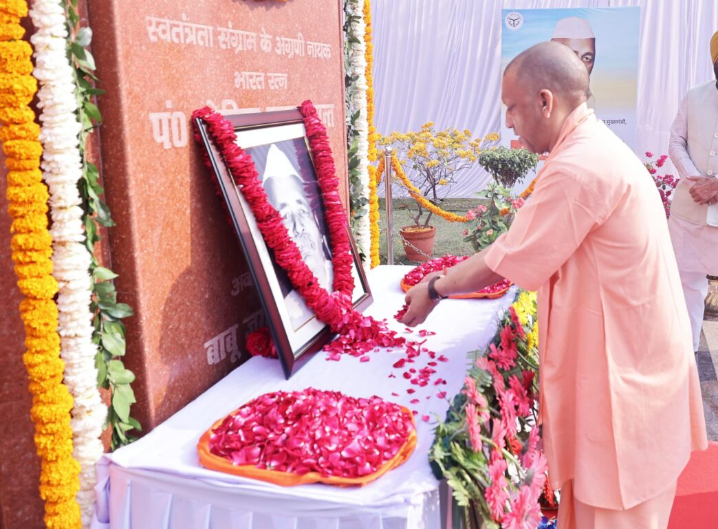 मुख्यमंत्री योगी आदित्यनाथ 7 मार्च 2026 को लोक भवन लखनऊ में भारत रत्न पं० गोविन्द बल्लभ पंत की पुण्यतिथि पर उनकी प्रतिमा पर पुष्प अर्पित कर उन्हें नमन करते हुए।