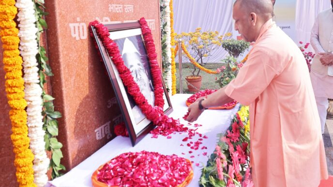 मुख्यमंत्री योगी आदित्यनाथ 7 मार्च 2026 को लोक भवन लखनऊ में भारत रत्न पं० गोविन्द बल्लभ पंत की पुण्यतिथि पर उनकी प्रतिमा पर पुष्प अर्पित कर उन्हें नमन करते हुए।